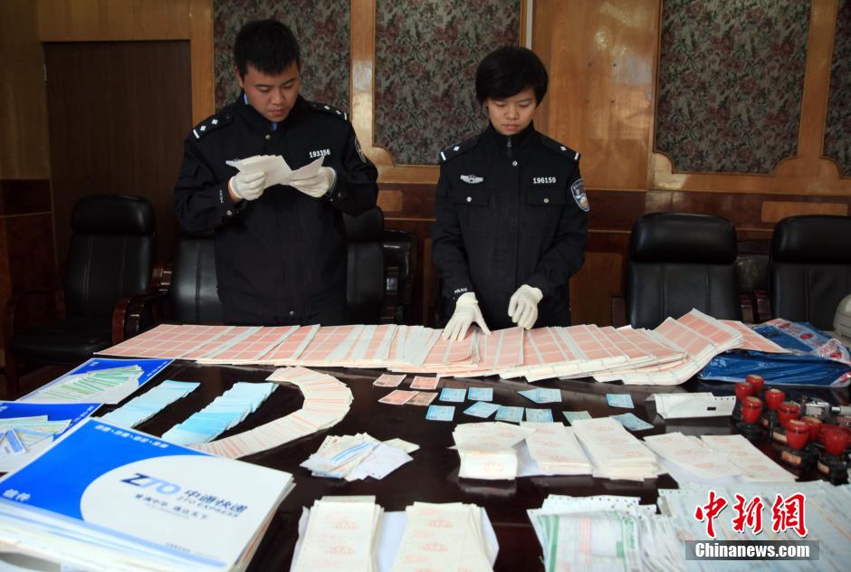 圖為查獲大量假火車(chē)票和制販工具（資料圖片）。