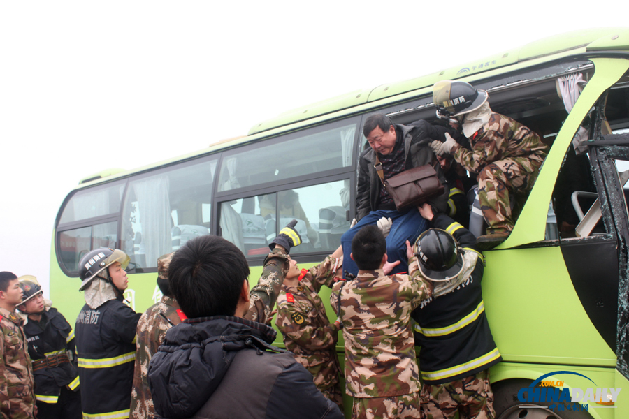 消防人員現(xiàn)場(chǎng)施救?；荼?攝