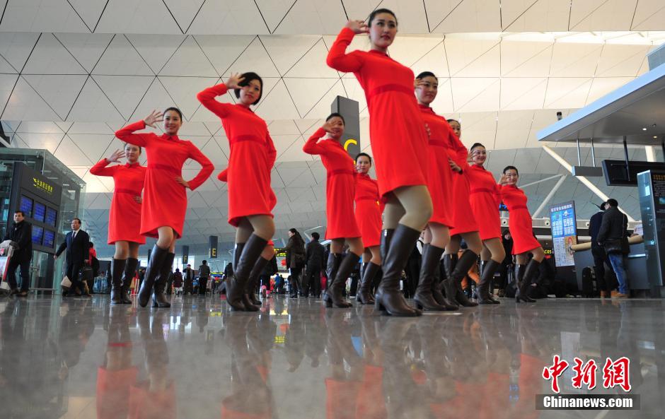 1月23日，機(jī)場(chǎng)工作人員在跳“快閃”舞蹈。