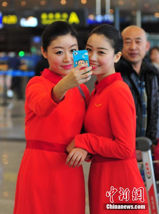 1月23日，機(jī)場(chǎng)工作人員在跳“快閃”舞蹈。