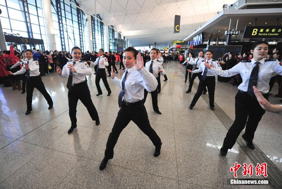 1月23日，機(jī)場(chǎng)工作人員在跳“快閃”舞蹈。