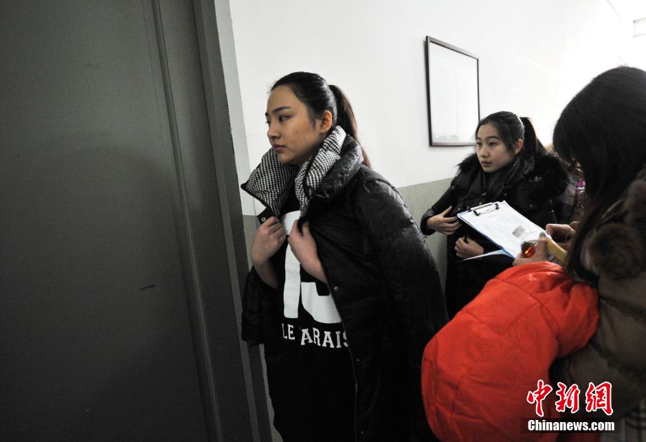 中央戲劇學(xué)院開(kāi)考 帥哥靚女冒雪趕考 中央戲劇學(xué)院開(kāi)考 帥哥靚女冒雪趕考