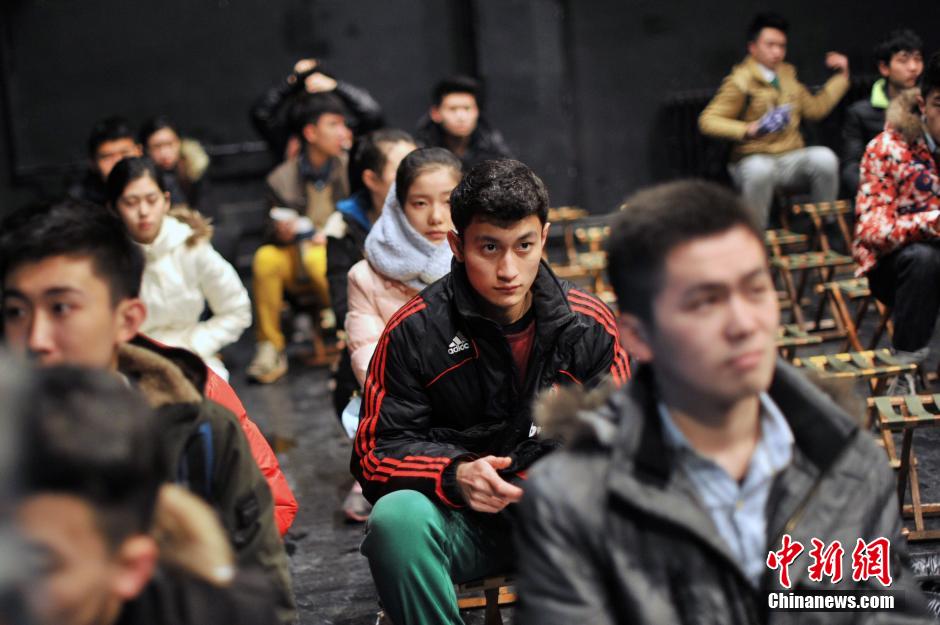 中央戲劇學(xué)院開(kāi)考 帥哥靚女冒雪趕考 中央戲劇學(xué)院開(kāi)考 帥哥靚女冒雪趕考