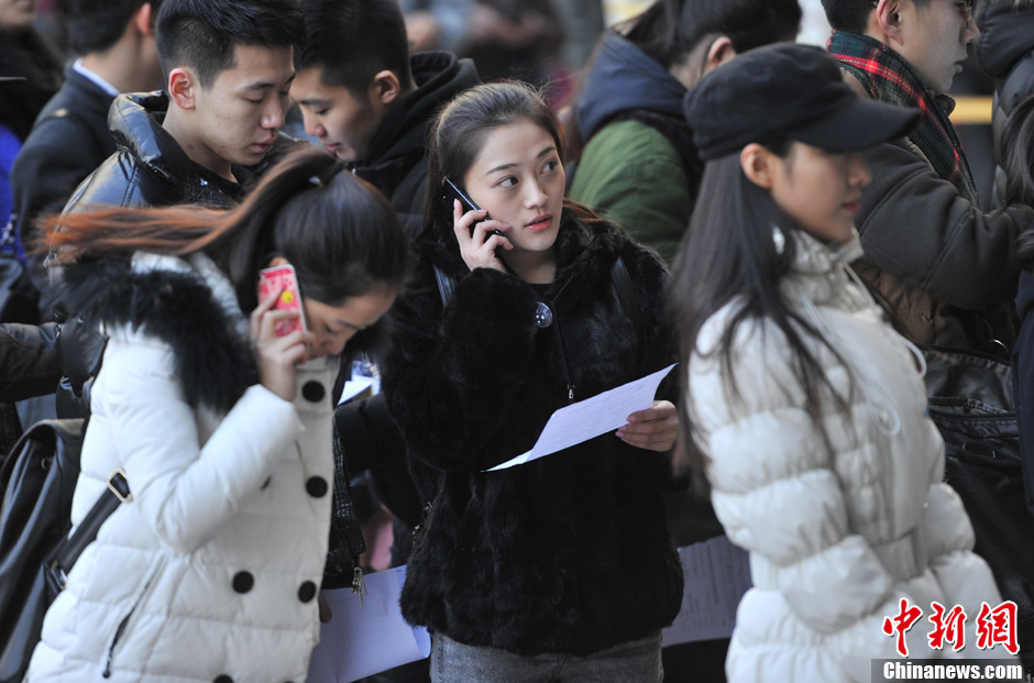 圖為表演系考生走出考場。