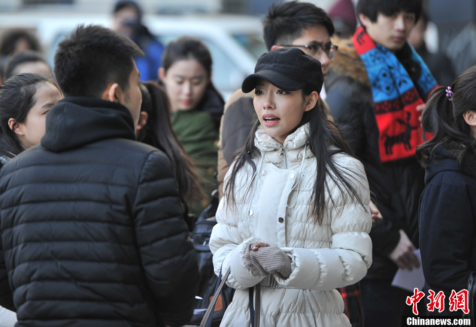 圖為表演系考生走出考場。