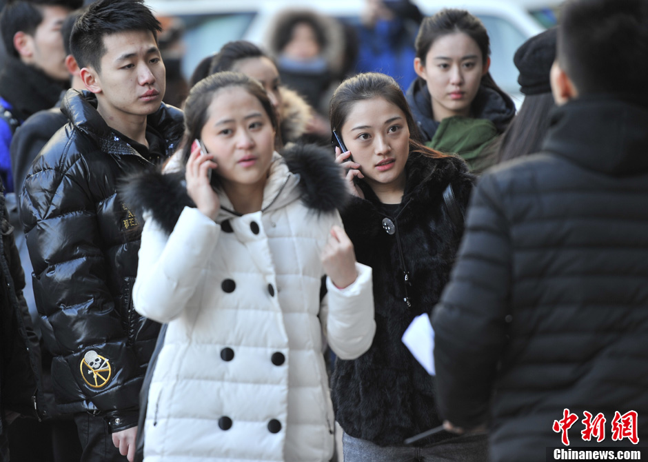 圖為表演系考生走出考場。