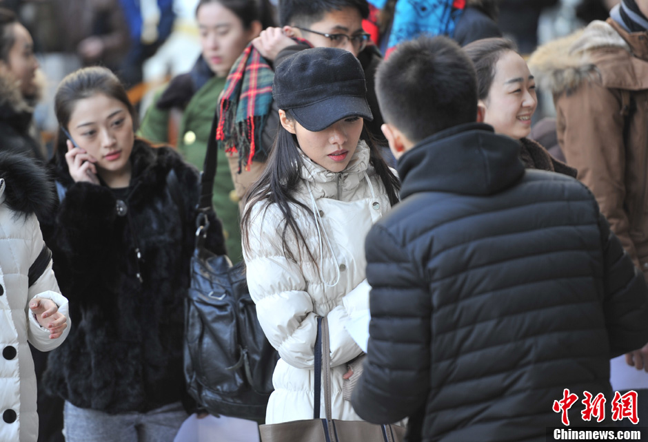 圖為表演系考生走出考場。