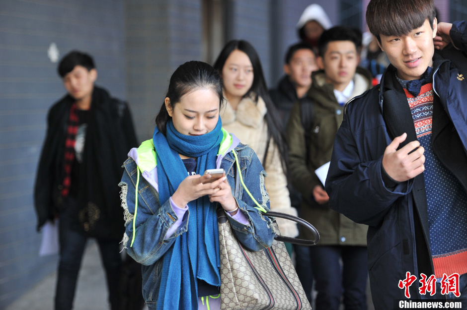 圖為表演系考生走出考場。