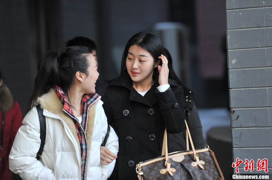 圖為表演系考生走出考場。