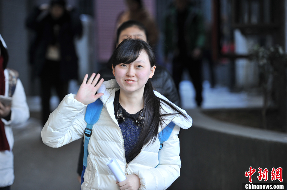 圖為表演系考生走出考場。