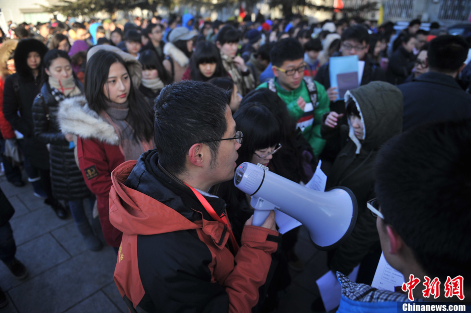 圖為報考現(xiàn)場。