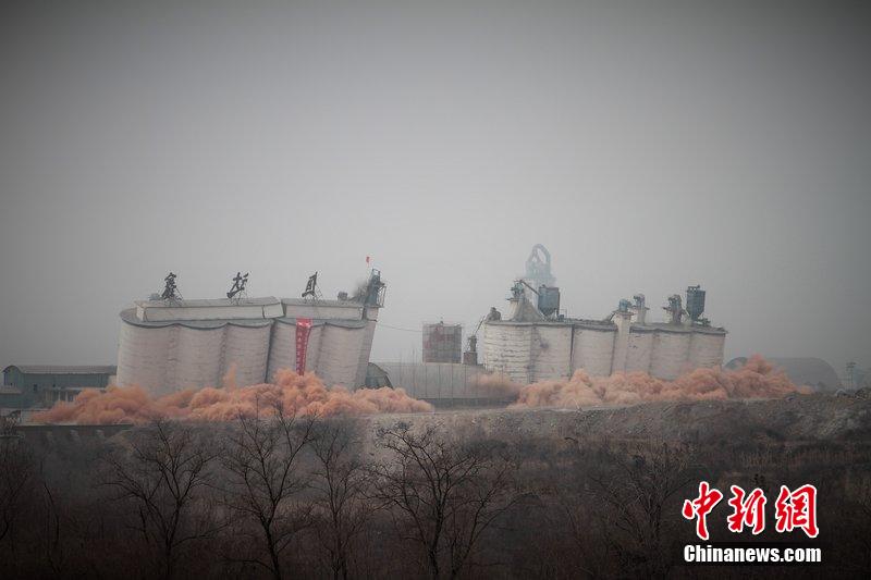 　2014年2月17日，石家莊市再次啟動(dòng)壓減水泥過(guò)剩產(chǎn)能、治理大氣污染水泥企業(yè)集中爆破拆除行動(dòng)。