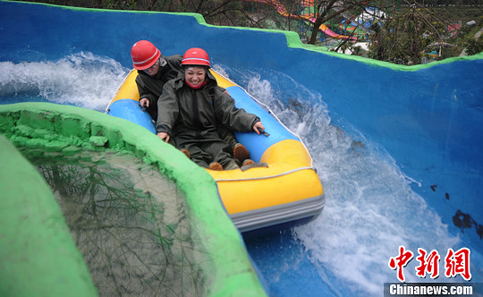 圖為外國友人體驗(yàn)水上漂。陳超　攝