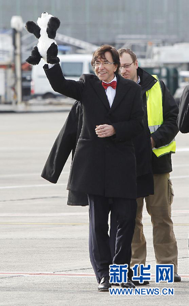 2月23日，在比利時首都布魯塞爾的國家機場，比利時首相迪呂波手舉熊貓玩具歡迎大熊貓“星徽”和“好好”