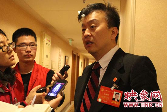 全國(guó)人大代表、中央電視臺(tái)綜藝頻道節(jié)目組主持人、河南省青聯(lián)榮譽(yù)副主席張澤群