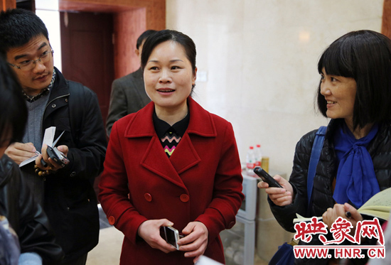 董亞娜是焦裕祿紀(jì)念館副館長，她兩次給習(xí)近平講解，贊總書記看得仔細(xì)，聽得認(rèn)真。3月20日，記者在蘭考采