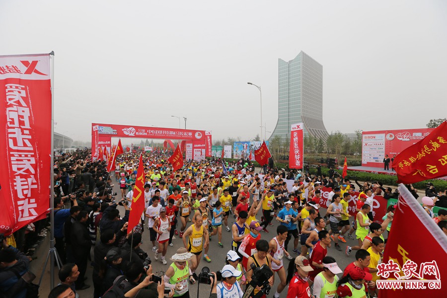 彩旗飄飄的起跑點。