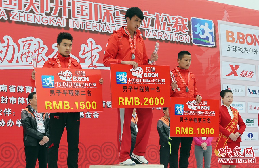 男子半程前三名選手。