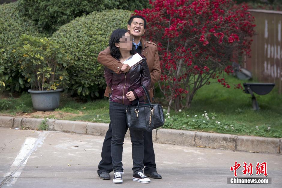 4月8日，劫持者與警方對峙。