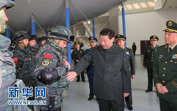 這是習(xí)近平同特戰(zhàn)隊員親切交談，詳細(xì)詢問他們的教學(xué)訓(xùn)練和生活情況。