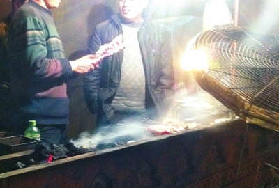 露天燒烤整夜煙熏火燎，路邊居民苦不堪言。