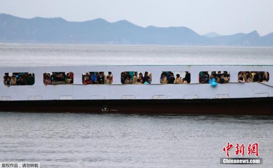 　4月17日清晨，失蹤者家屬乘坐渡輪前往事故現(xiàn)場。