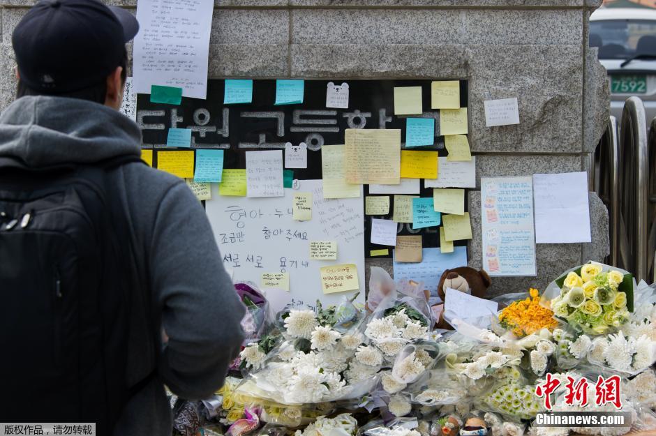 當?shù)貢r間2014年4月21日，韓國安山，民眾持續(xù)為沉沒客輪失蹤乘客祈禱。