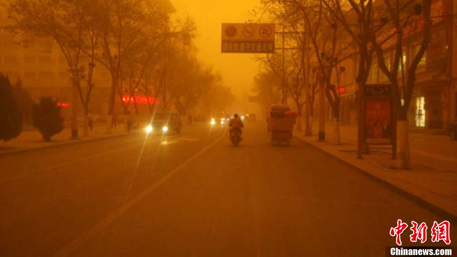 4月23日中午，甘肅酒泉多地出現強沙塵暴。