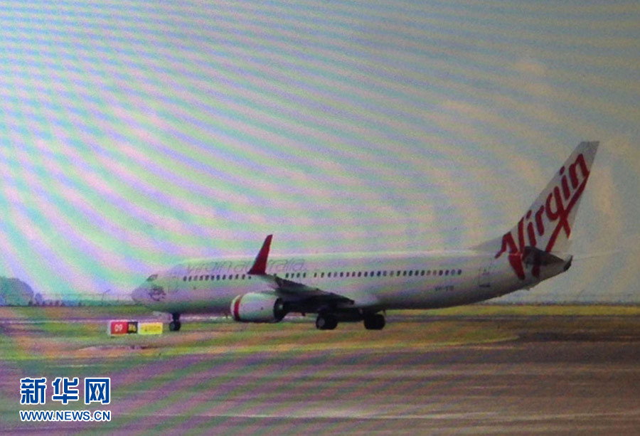 4月25日，迫降的澳大利亞維珍航空公司客機停在印度尼西亞巴厘島登巴薩機場（透過飛機舷窗拍攝）。