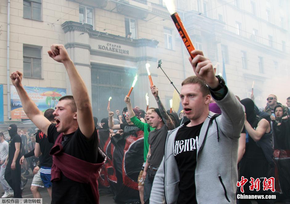 當(dāng)?shù)貢r(shí)間4月28日，烏克蘭哈爾科夫，親歐民眾和親俄民眾在街頭示威時(shí)發(fā)生大規(guī)模沖突。