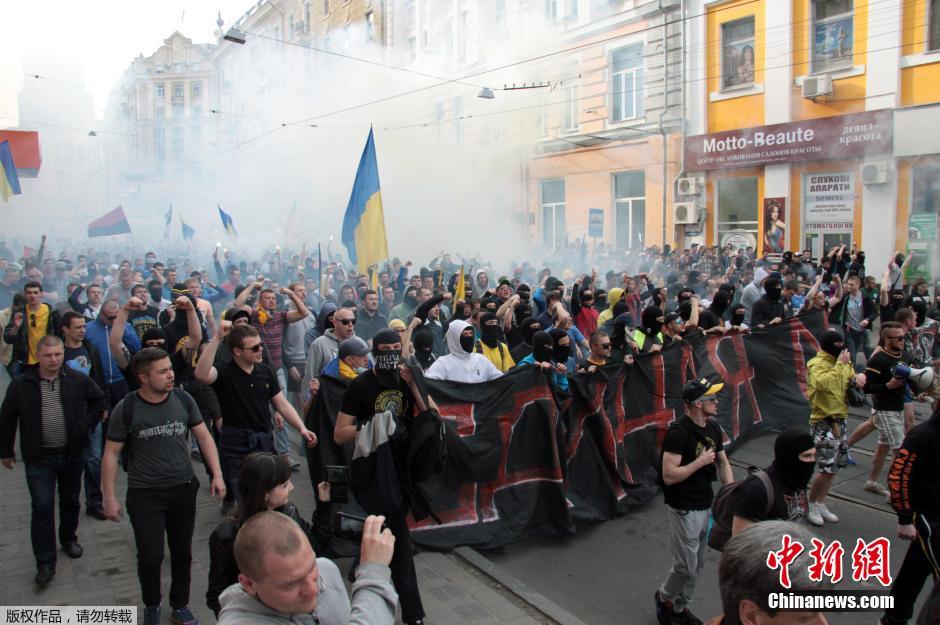 當(dāng)?shù)貢r(shí)間4月28日，烏克蘭哈爾科夫，親歐民眾和親俄民眾在街頭示威時(shí)發(fā)生大規(guī)模沖突。