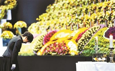 4月29日，韓國總統(tǒng)樸槿惠為“歲月”號沉沒客輪死難者默哀圖片/IC
