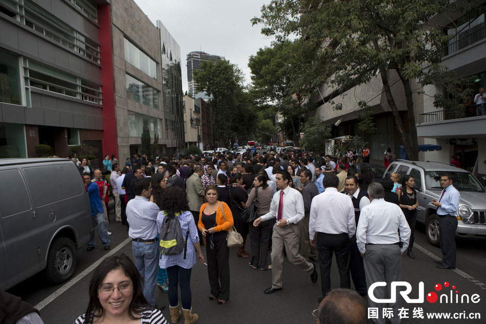 當(dāng)?shù)貢r(shí)間2014年5月8日，墨西哥墨西哥城，市民聚集在街道上?！D片來源：Rebecca Black