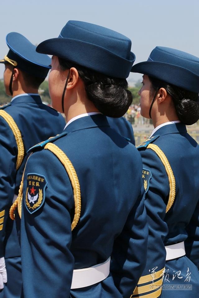 解放軍首批女儀仗兵亮相，90%以上擁有大專以上學歷，平均身高1.72米。圖為女兵儀仗隊。
