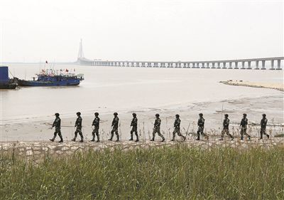 上海加強安保工作，警方在長江沿岸巡邏