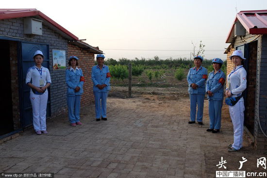 河南一農(nóng)場(chǎng)近百名員工著紅軍裝上班