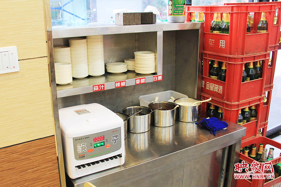 調(diào)料、小碟、餐具也都被放在另一張單獨(dú)的桌子上,需要用餐者“自助”。