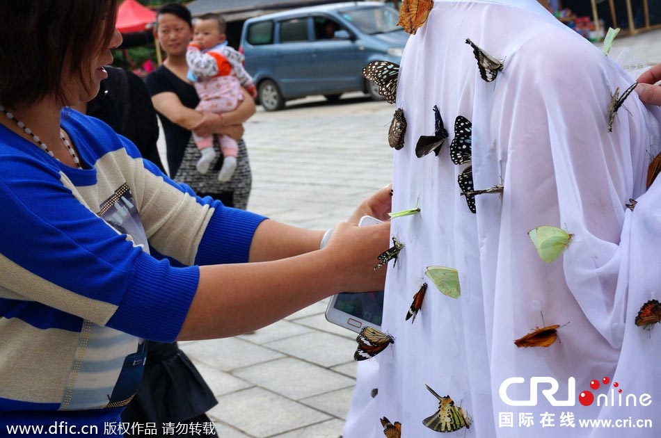 “蝴蝶仙子”身穿上百只剛剛扎死的蝴蝶。圖片來源：老祝/東方IC