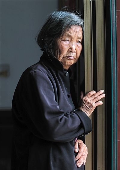 為了能“睡棺木”土葬，潘秀英四次喝農(nóng)藥自殺，后被搶救過(guò)來(lái)。