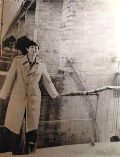1995年，于英生在蚌埠淮河閘上留影。