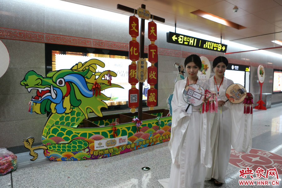 乘著龍舟“穿越”到鄭州的兩位古裝美女。