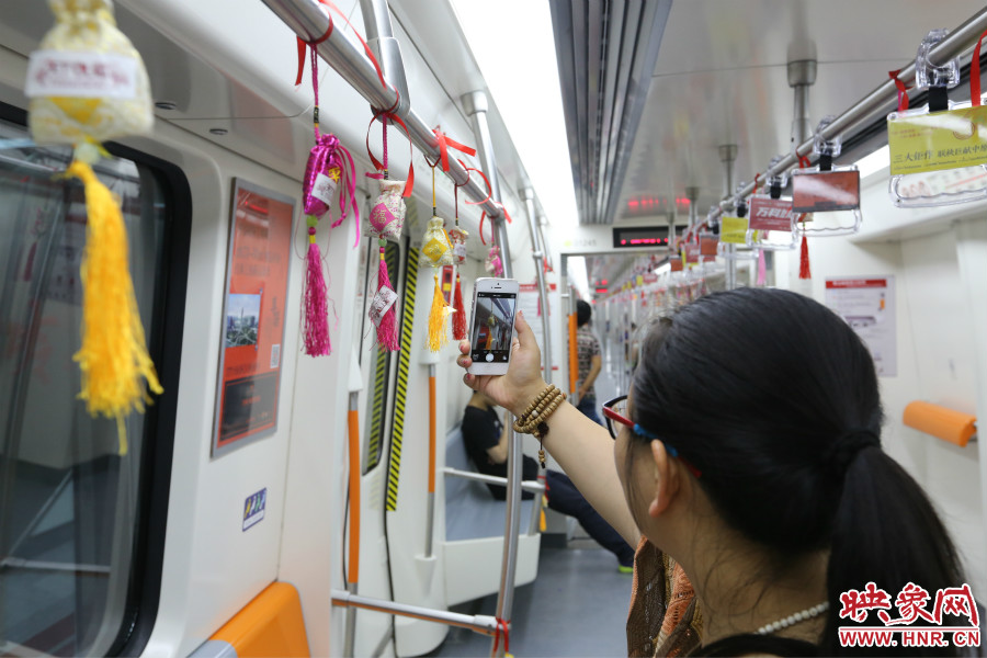 濃濃端午節(jié)氛圍的龍舟模型。