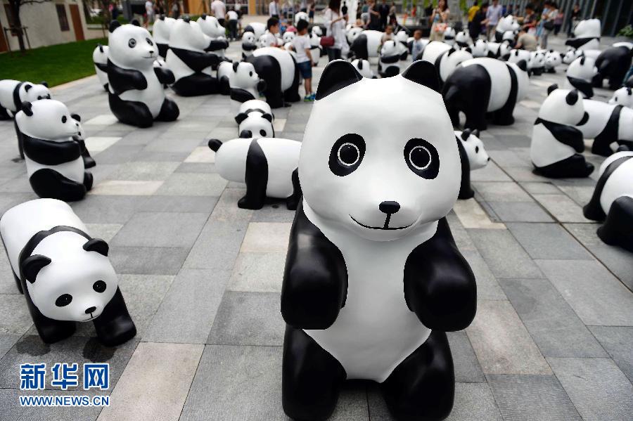 這是6月2日在上海靜安嘉里中心廣場(chǎng)拍攝的萌態(tài)百出的“熊貓”大軍。