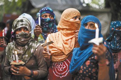 印度民眾舉行紀(jì)念儀式，悼念在強(qiáng)奸案中遇害的兩名少女。