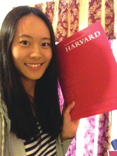 一米七二的身高，小麥色的皮膚，長發(fā)近乎及腰，灰色的連衣裙，當(dāng)“美范兒”十足的張媛琦出現(xiàn)在記者面前時，記者很難想象如此成熟的她才只有19歲。