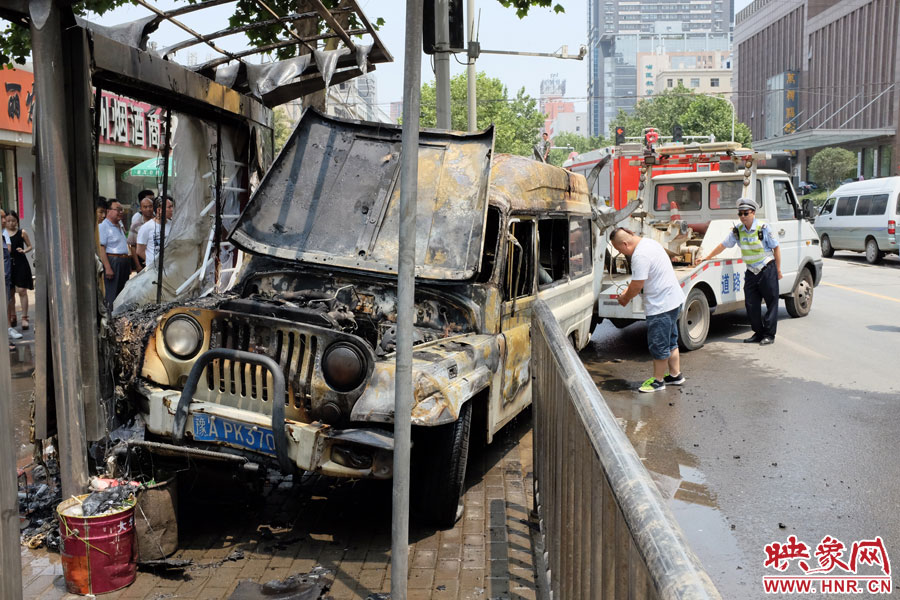 吉普車燒毀嚴(yán)重，基本報(bào)廢。