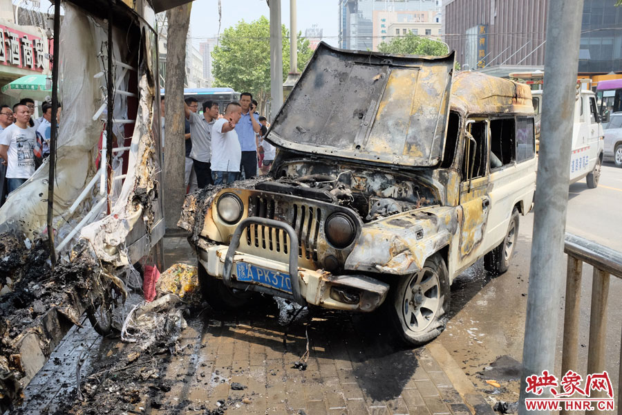 火災(zāi)撲滅后，交警部門將車進(jìn)行拖離。