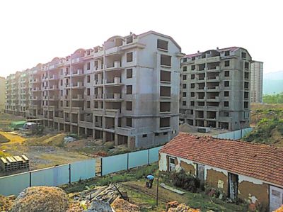 住宅樓的外立面還未裝修，但據(jù)售樓處工作人員介紹，第一批開(kāi)盤(pán)已經(jīng)賣掉了99套。