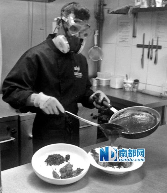 廚師在烹制最辣雞腿醬時要戴“防辣”面罩。