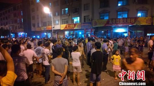 事發(fā)后民眾仍未離去。 王剛 攝